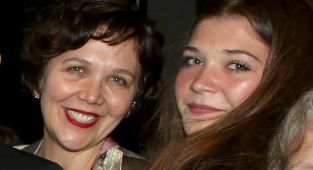 Maggie Gyllenhaal poses with lookalike daughter Ramona, 18