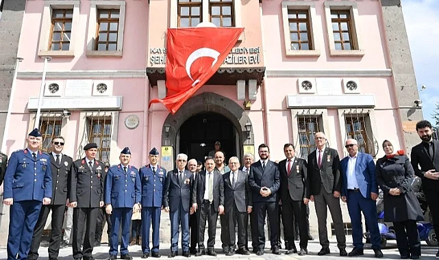 Memduh Büyükkılıç Çanakkale şehitlerini andı