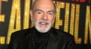 Neil Diamond called out for 'creepy' behavior with female fan