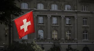 Rich Americans rush to open Swiss bank accounts