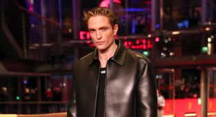 Robert Pattinson's wild acting methods - including throwing up on set