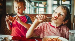 Solo diner slammed for refusing to let a family-of-three sit at table