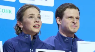 US skaters pay heartbreaking tribute to victims of DC plane crash