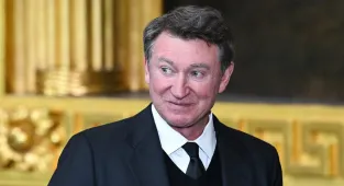 Wayne Gretzky statue smeared with feces amid his friendship with Trump