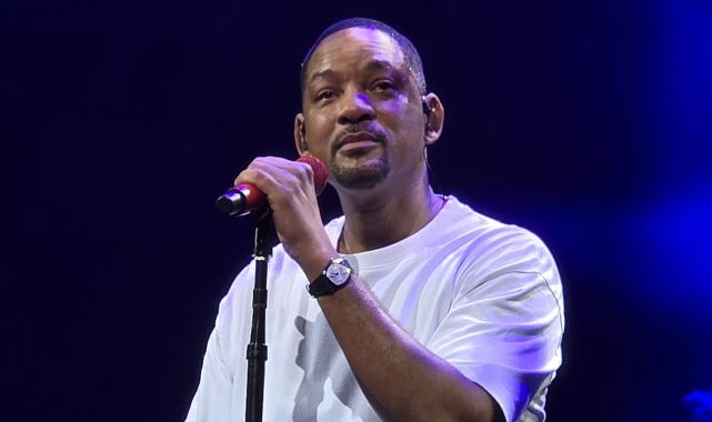 Will Smith breaks down in tears during first show of comeback tour