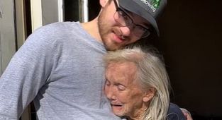 Act of kindness from a stranger that left elderly woman speechless