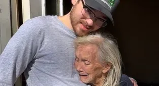 Act of kindness from a stranger that left elderly woman speechless