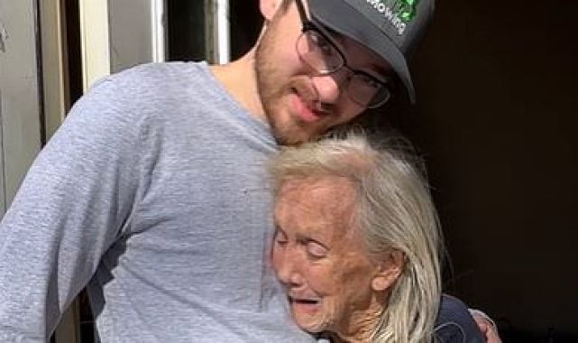 Act of kindness from a stranger that left elderly woman speechless
