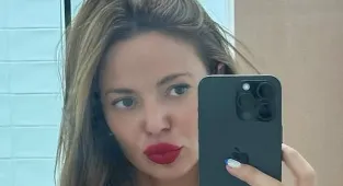 'Nude artist' Dina Broadhurst flaunts her figure in very racy photos