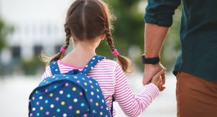 App glitch shares real-time location and photos of young children