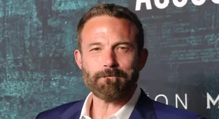 Ben Affleck shows off 'midlife crisis' makeover at movie premiere