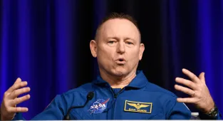 Body language expert spots 'secret turmoil' of NASA astronauts