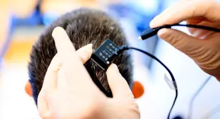 Breakthrough device reads brainwaves and turns thoughts into speech