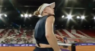 Brit Harriet Dart asks umpire to get her opponent to put DEODORANT on