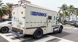 Chaos as $300,000 fall out of truck in notoriously crime-ridden city