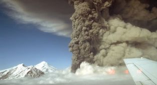 Experts warn US volcano set to erupt will trigger international chaos