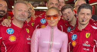 Fans spot awkward detail in JLo's Formula One picture