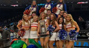 Florida cheerleaders turn heads at March Madness with 'Sweet 16' snaps