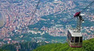 Four dead after tourist cable car crashes at Italian mountain 