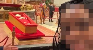 Fury at 'disrespectful' mourners taking selfies with the pope's corpse
