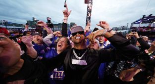 Giants rookie Abdul Carter reacts to rejection from Lawrence Taylor