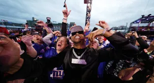Giants rookie Abdul Carter reacts to rejection from Lawrence Taylor