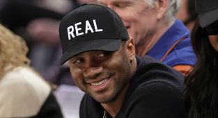 Giants star makes ultimate sacrifice for Russell Wilson