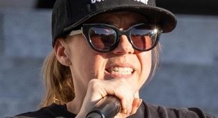 Hollywood star not seen in years emerges in obscene hat