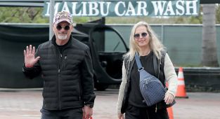 Howie Mandel's wife seen for the first time since she took nasty fall