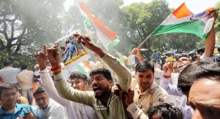 India orders ALL Pakistani nationals to leave and shuts borders