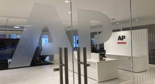 Judge orders White House to restore media access to US news agency