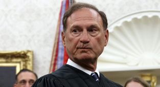 Justice turns against SCOTUS move to halt Trump's deportations