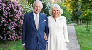 King and Queen celebrate 20th wedding anniversary with portraits