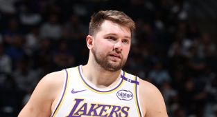 Lakers' Luka Doncic makes touching Kobe Bryant gesture