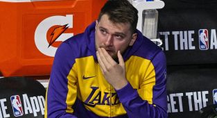 Luka Doncic weeps as Mavericks play tribute video on Dallas return