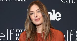 Maria Sharapova almost measures up to NBA giant Magic Johnson