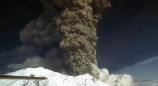 Massive US volcano is now STEAMING as Americans brace for an eruption