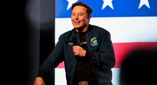 NFL legend sends Elon Musk support amid attacks on Tesla dealerships