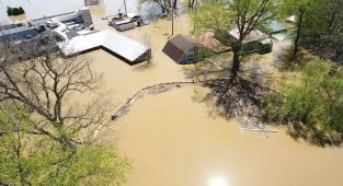 Restaurant owner's unique method of protecting property from floods