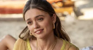 SNL star Sarah Sherman TROLLED by Aimee Lou Wood fans on Instagram