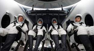 Space tourists splash down after traveling an orbit never attempted before