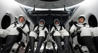 Space tourists splash down after traveling an orbit never attempted before
