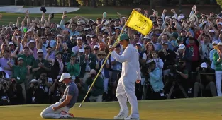 Spot the difference! Fans notice huge contrast in Rory McIlroy photos