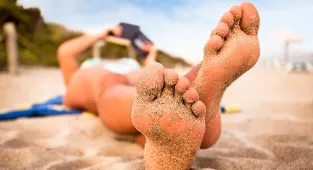 Tourist has 'genius' hack to avoid getting sandy feet on the beach