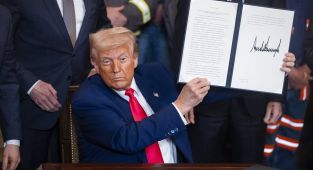 Trump issues ominous new 'nuclear heat' warning to Iran ahead of talks