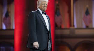 Trump team fires back at 'loser' China in all-out tariff war