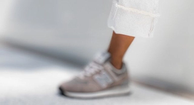 Ünlü ayakkabı markalarına 'domuz derisi' cezası! New Balance, Vans ve Camper'a Yaptırım