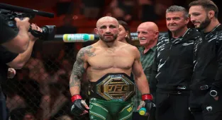 Volkanovski beats Lopes; reclaims UFC featherweight title in front of Trump