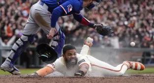 Watch the comedy of errors that led to the Giants' walk-off win