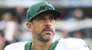 Why Aaron Rodgers has to announce Steelers move in the next week